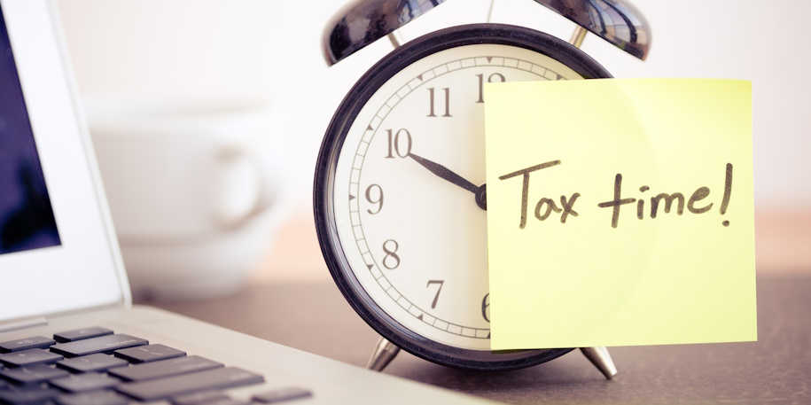 clock with tax time reminder on post it