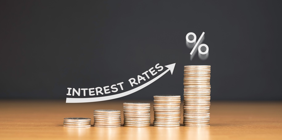 STACKED US QUARTER COINS ON WOODEN TABLE WITH WHITE ILLUSTRATION SHOWS INCREASING OF INTEREST RATES / FINANCIAL CONCEPT